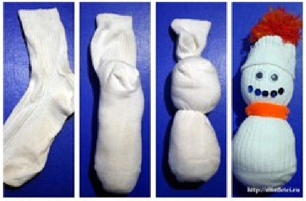 Лепим снеговика из носков